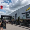 Maintenant on va faire une iamge pour un événement HYROX en allemagne ca se situe à "Messe Karlsruhe", c'est ce batiment que je t'ai envoyé, transforme le en événement hyrox (n'oublie pas de mettre un drapeau de l'allemagne à un endroit stratégique)